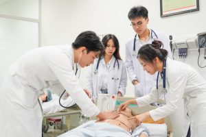 Các chức danh nghề nghiệp y tế được phân theo từng hạng và vị trí chuyên môn